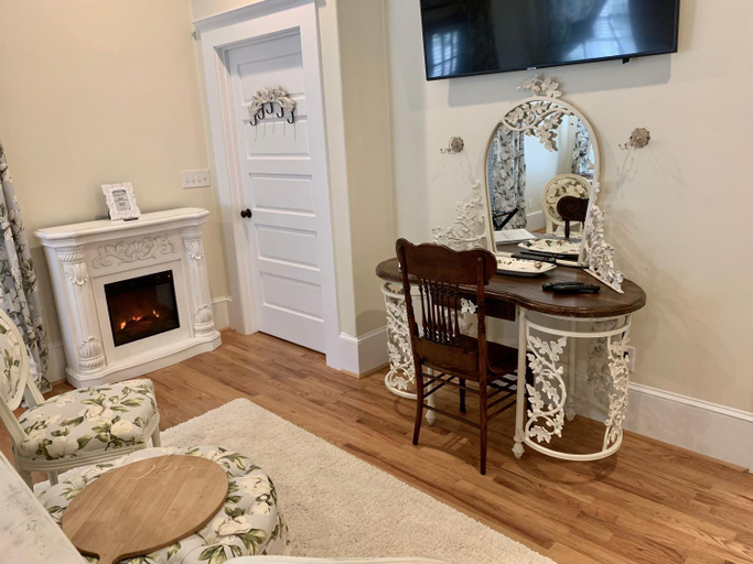 Others 5, Bama Bed and Breakfast - Magnolia Family Suite, Tuscaloosa