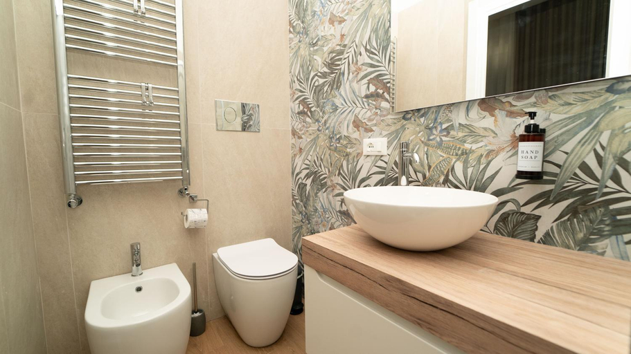 Bathroom 2, Manere Suites, Palermo