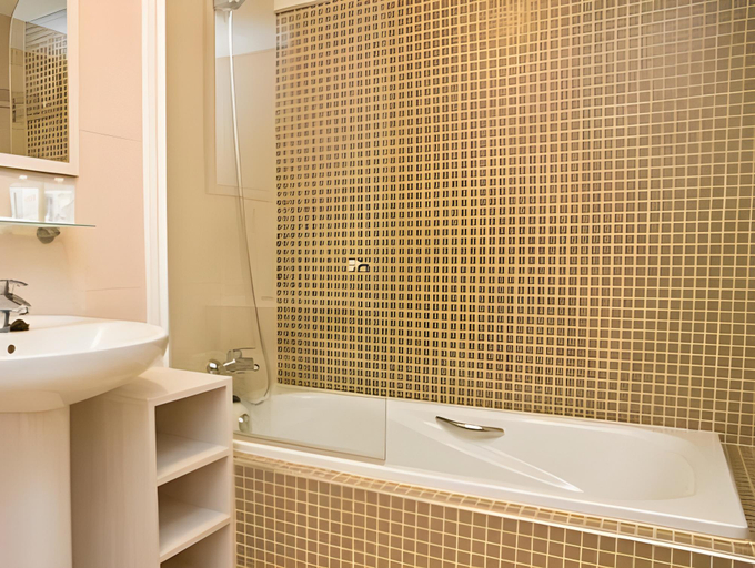 Bathroom 4, Pierre & Vacances Sevilla, Sevilla