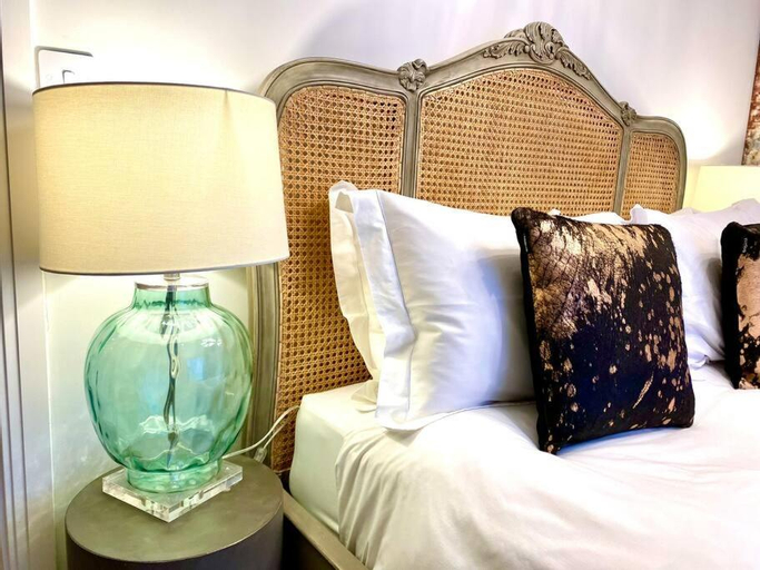 Elegant Apartment - 1 Minute walk to Poole Quay - Great Location - Free Parking - Fast WiFi - Smart , Poole