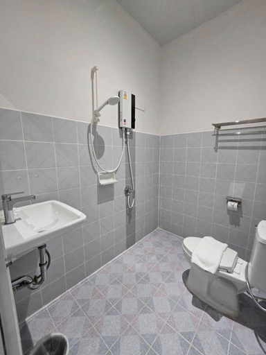 Bathroom 4, Triple D Hotel, Batong