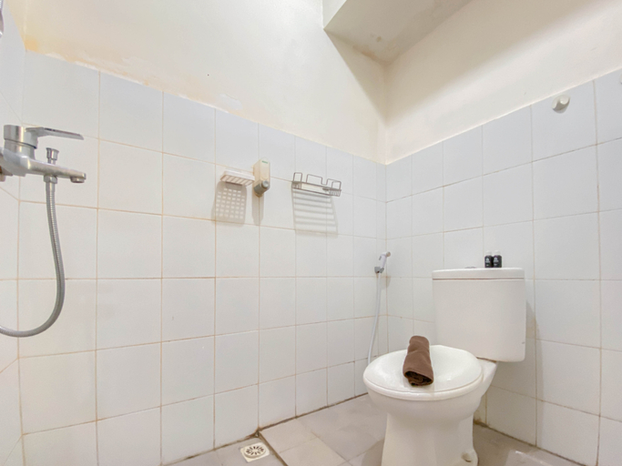 Bathroom 5, Great Deal Studio at Gateway Ahmad Yani Cicadas Apartment By Travelio, Bandung