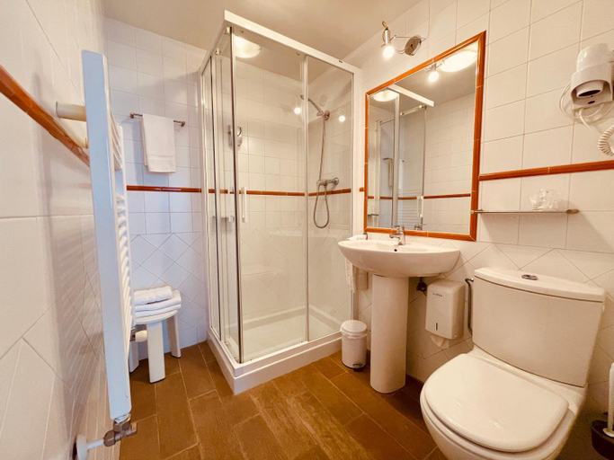 Bathroom 9