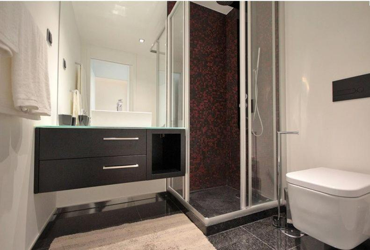 Bathroom 2, Astro Madeira Apartments, Funchal
