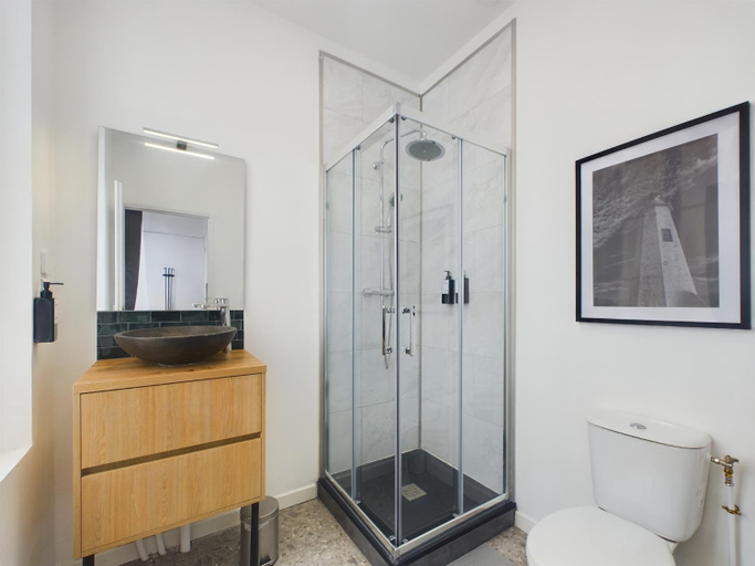 Bathroom 2, Chateau Compiegne Houses - Centre Ville, Oise