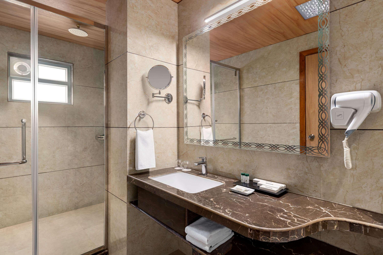 Bathroom 5, Howard Johnson by Wyndham Udaipur Roop Nagar, Udaipur