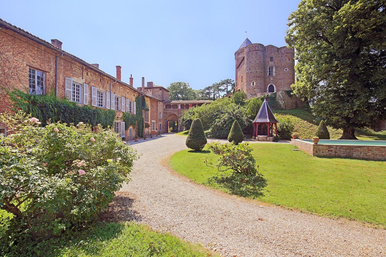 Others 4, Chateau du Montellier, Ain