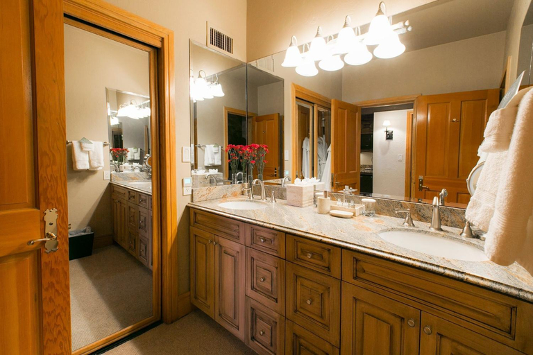 Bathroom 3, Deluxe King Room with Hot Tub Hotel Room, Summit
