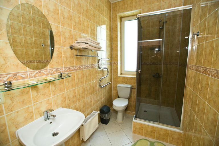 Bathroom 2, Карпати, Khusts'kyi