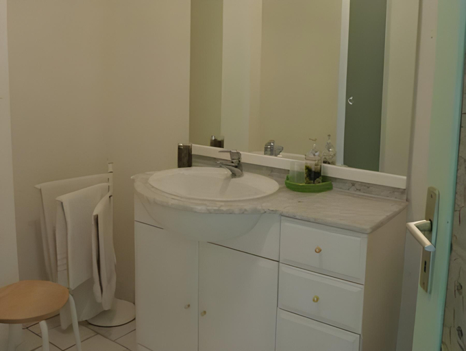 Bathroom 3, Les Malvaux, Allier