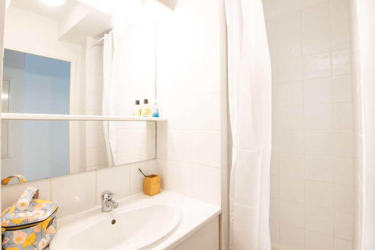 Bathroom 5, Comfort Aparthotel Aix Le Tholonet, Bouches-du-Rhône