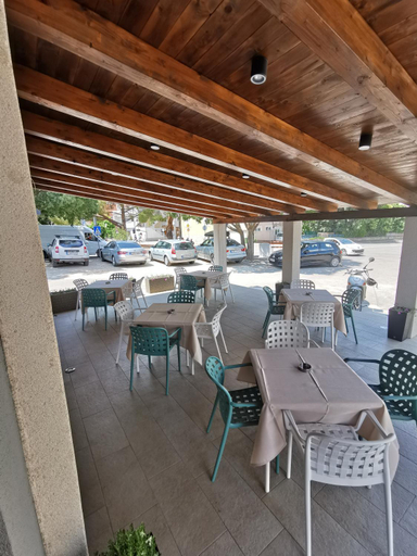 Food & Drinks