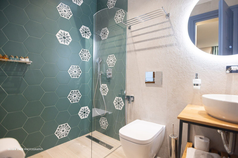 Bathroom 3, Moonlight Serenade, Korçës