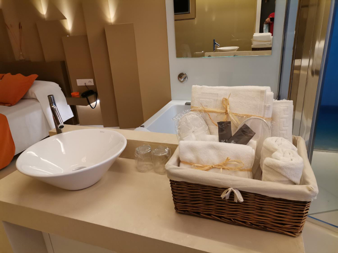 Bathroom, Motel Latino, Asturias