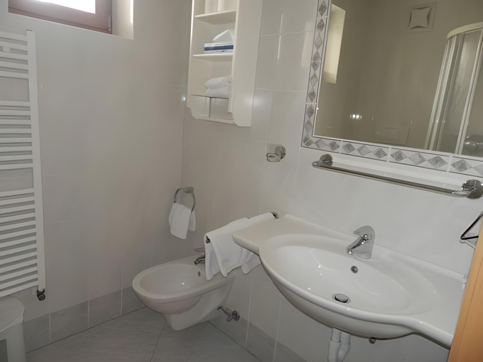 Bathroom 3, Hotel Sterzinger Moos, Bolzano
