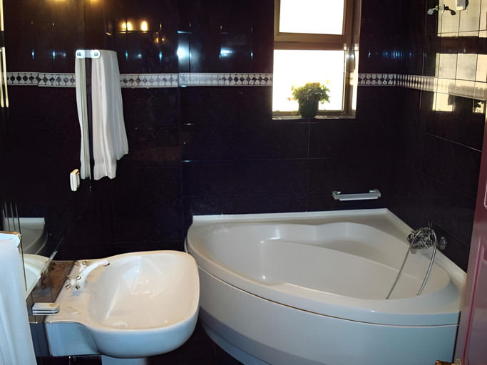 Bathroom 5, Hotel Borsalino, Porto