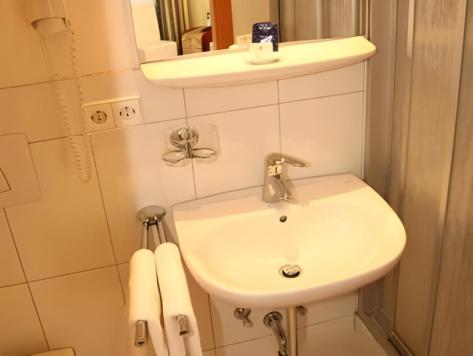 Bathroom 4, Hotel Markgrafler Hof, Karlsruhe