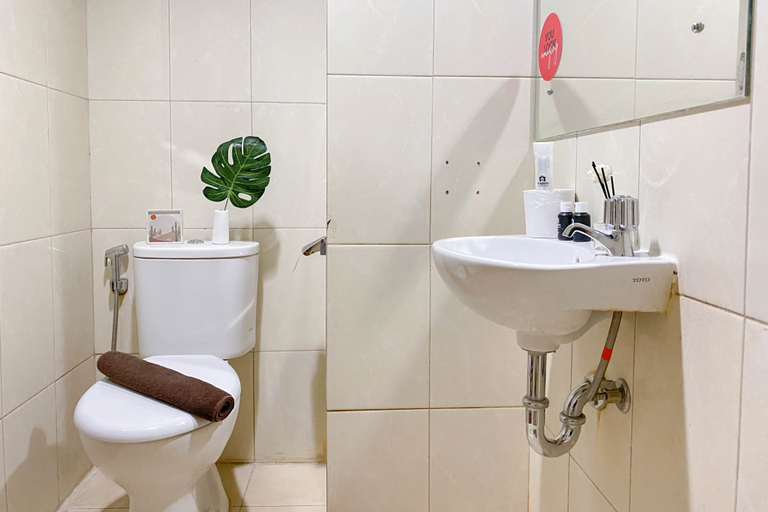 Bathroom 3, Homey 1BR Apartment at Vittoria Residence By Travelio, West Jakarta