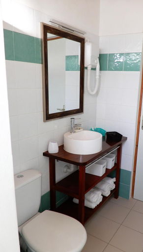 Bathroom 3, Abri Gens Libres, Le Marin