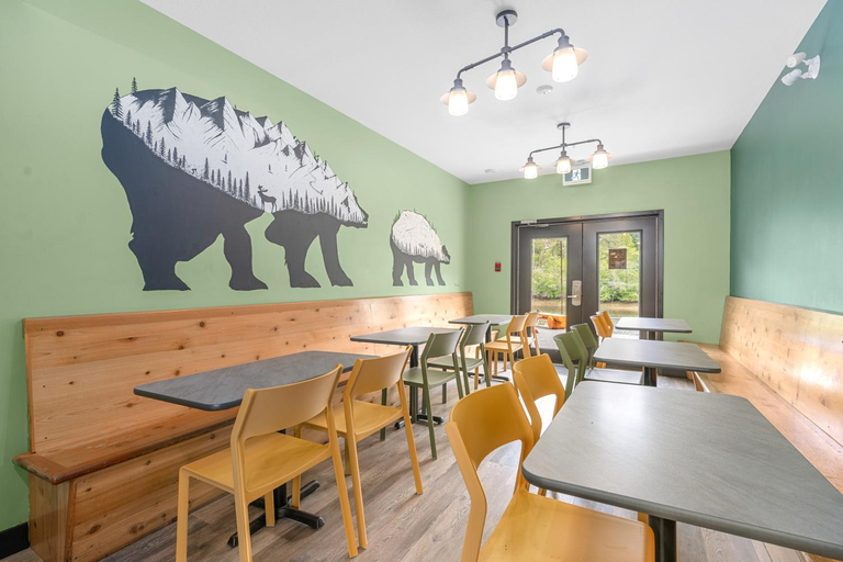 Food & Drinks, Squamish Adventure Inn, Squamish-Lillooet