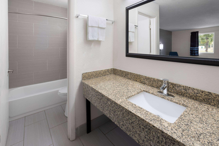 Bathroom, Super 8 By Wyndham Perry Ga, Houston