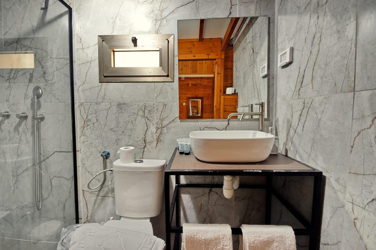 Bathroom 2, פינה במעיין