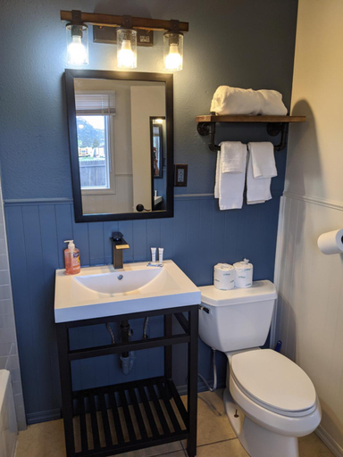 Bathroom 2, Slackwater Inn, Chaffee