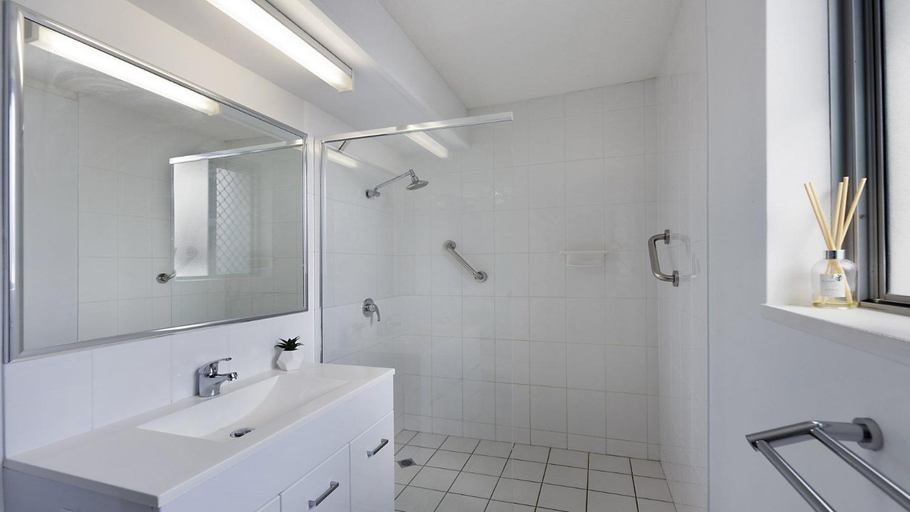 Bathroom 4, Merrima Court Holiday Apartments, Caloundra - Caloundra S.