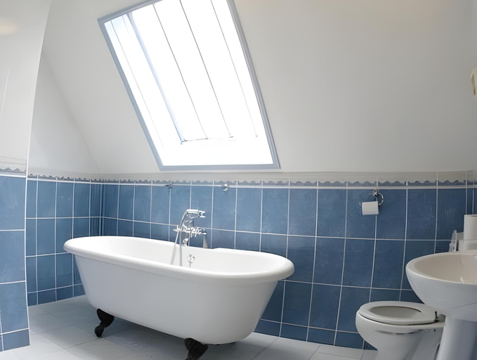 Bathroom 4, George Hotel, Wiltshire
