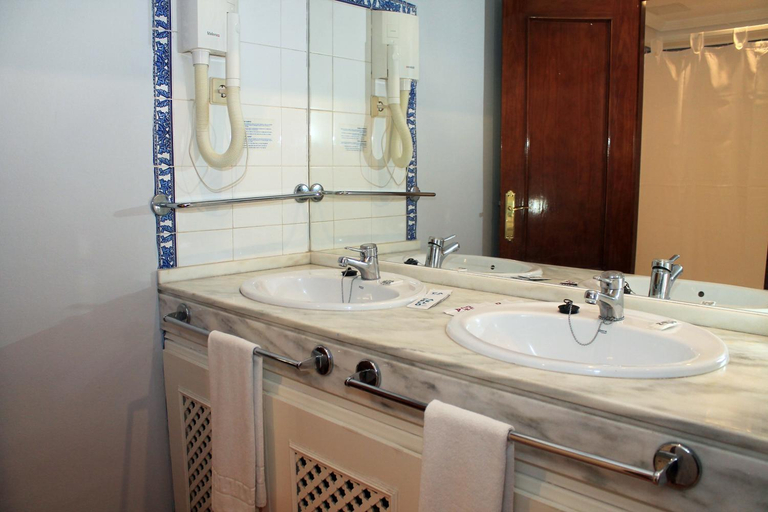 Bathroom 5, Hotel Bahia Sur, Cádiz