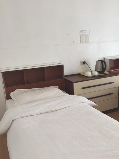 Bedroom 2, Meekatharra Hotel, Meekatharra
