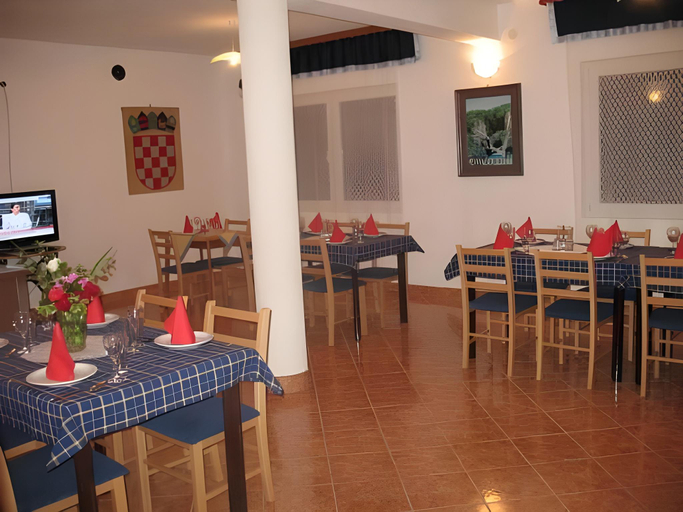 Food & Drinks, House Ilija Hodak, Rakovica