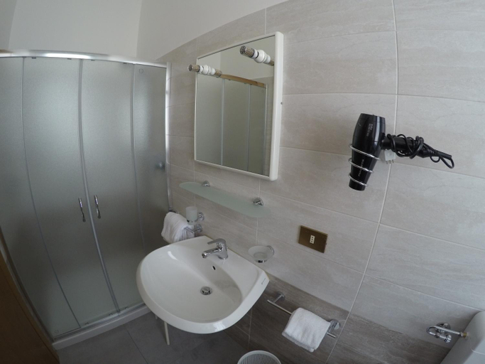 Bathroom 3, Albergo Esperia, Parma