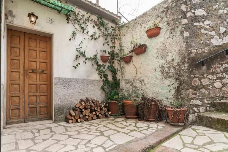 Norma House on the Rocks, Latina