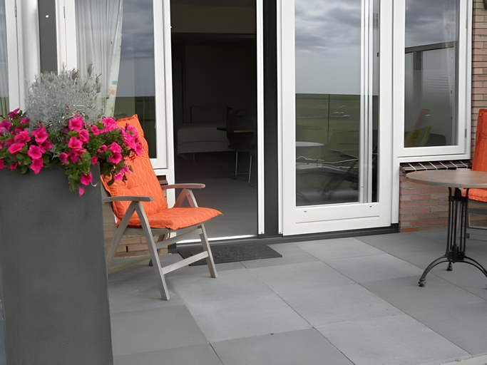 Others 4, The Sunset Apartments, Ameland