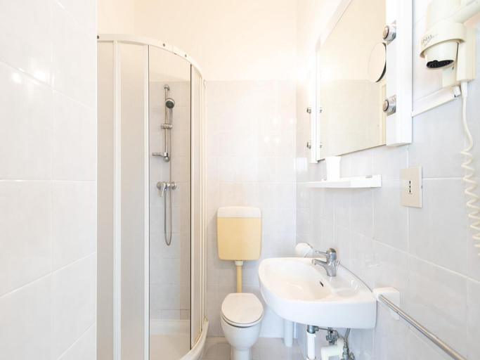 Bathroom 3, Charming apartment in great location by Beahost Rentals, Udine
