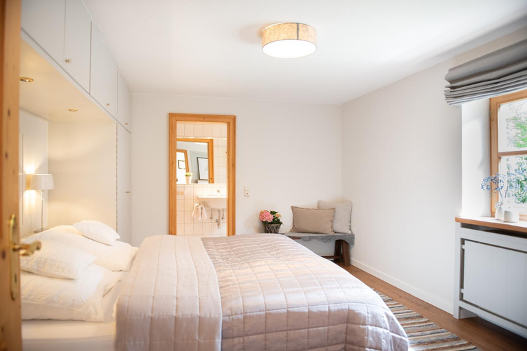 Bedroom 2, Haus Lesch - Stilvolle Appartements mit tollem Bergblick in Kreuth am Tegernsee, Miesbach