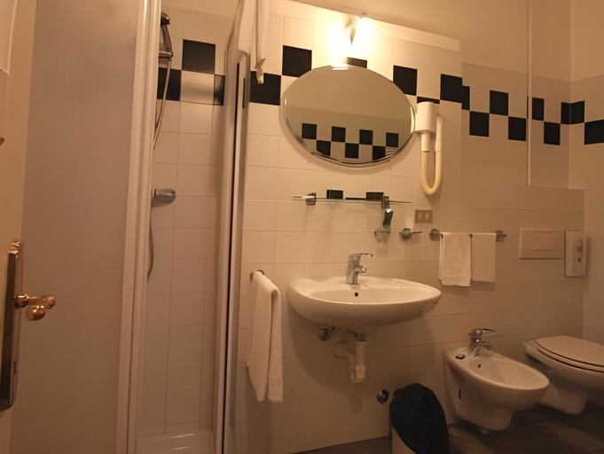 Bathroom 3, Albergo Bologna, Varese