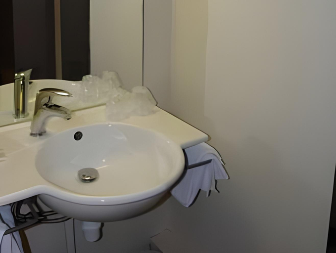 Bathroom 5, B Hotel Caen Mondeville, Calvados