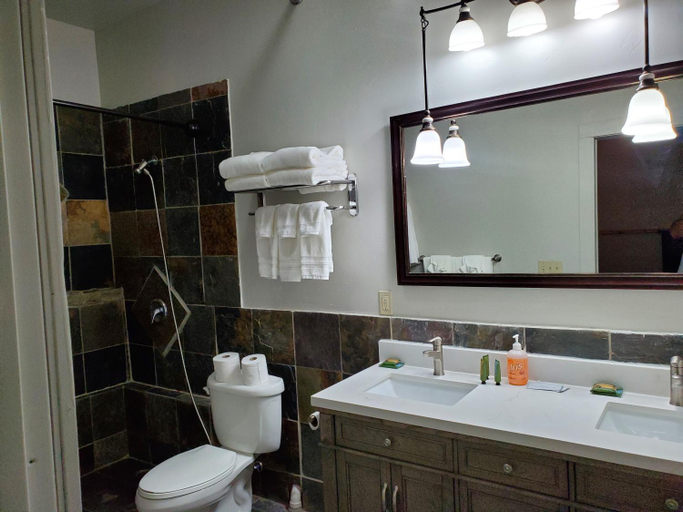 Bathroom 5, Buffalo Lodge of Bigfork, Flathead
