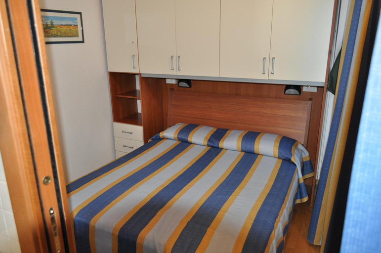 Bedroom 2, Residence Paradiso, Savona