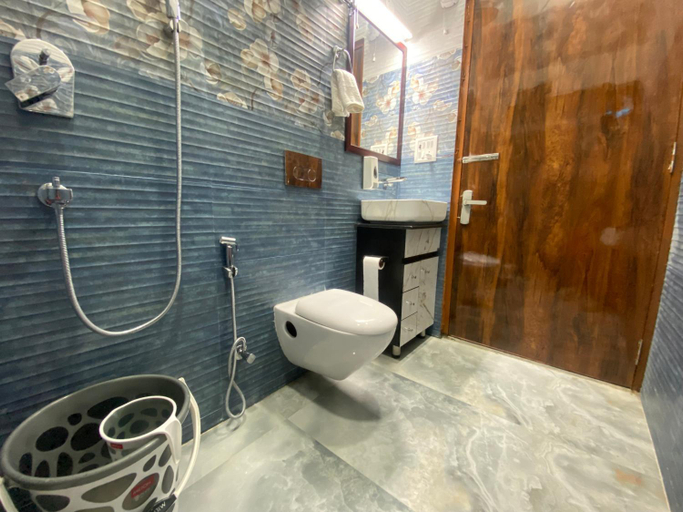 Bathroom 4, Golden Homestays, Delhi