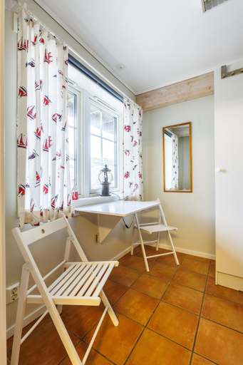 Others 4, Reso Hamnmagasin vandrarhem, Tanum