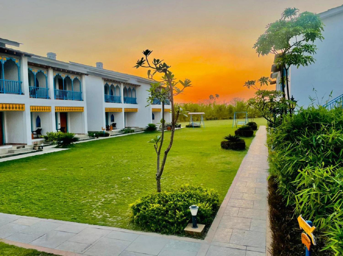 Exterior & Views