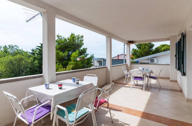 Others 3, Apartman Iva-family holiday 250 m from pebble beach, Starigrad