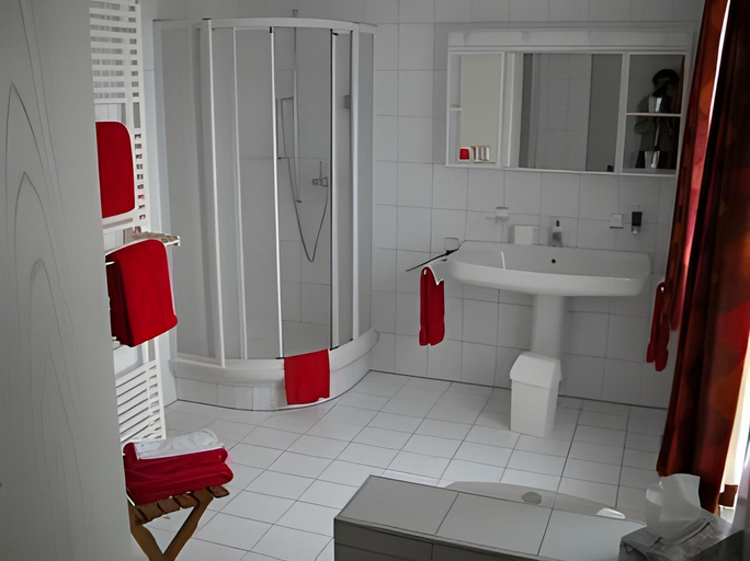 Bathroom 2, Krauterhotel Edelweiss, Luzern