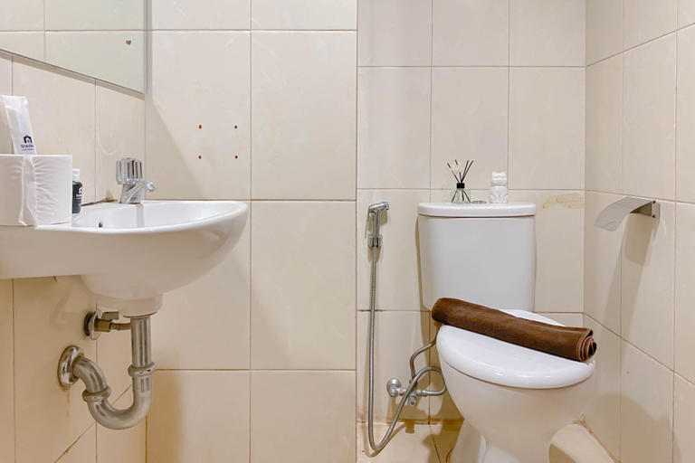 Bathroom 5, Warm and Comfortable 1BR Apartment at Vittoria Residence By Travelio, West Jakarta