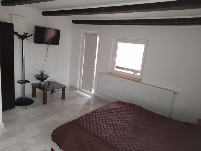 Others 4, CASA FLOARE DE COLT, Voila