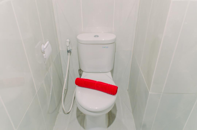 Bathroom 5, Fancy and Nice Studio at Serpong Garden Apartment By Travelio, Tangerang