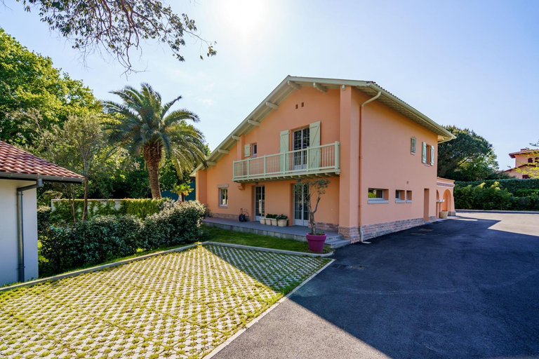 Villa La Conciergerie a Biarritz, avec Fronton pour Pelote Basque, Boulodrome, Bar-Comptoir, Pyrénées-Atlantiques